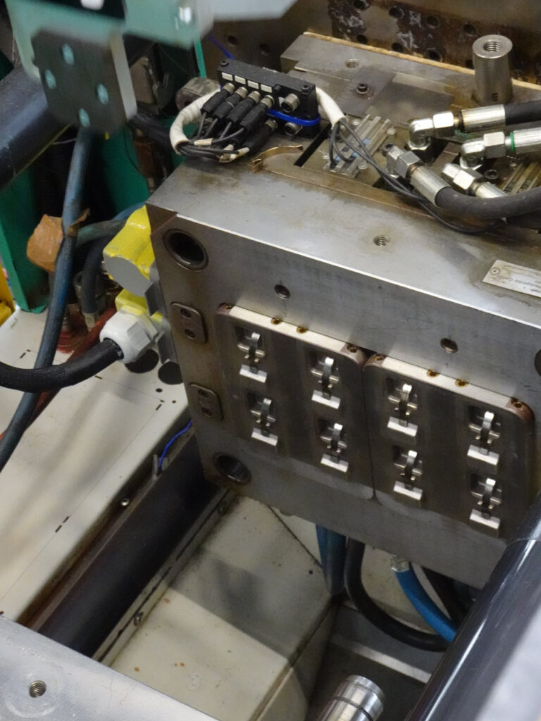 Hachtel open tool with inserted springs